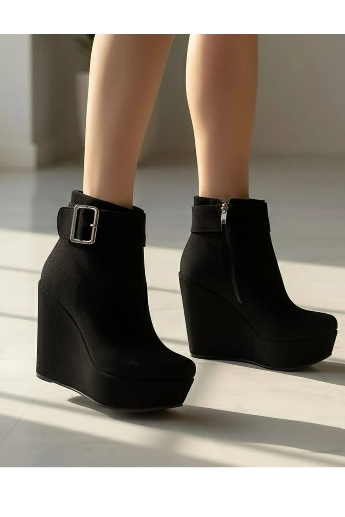 Eve ; Toka Detaylı Siyah Süet,12 cm Dolgu Topuklu Kadın Bot