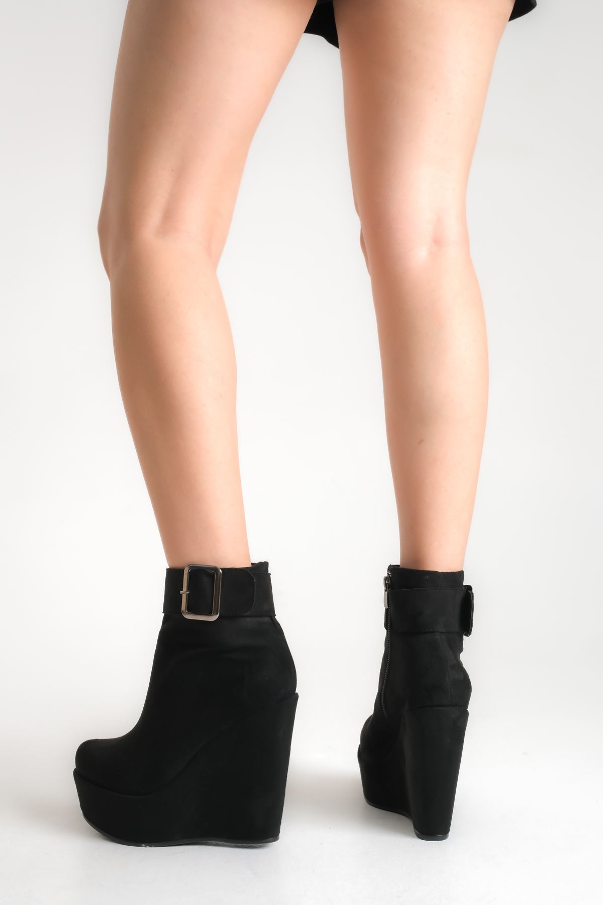 Eve ; Toka Detaylı Siyah Süet,12 cm Dolgu Topuklu Kadın Bot