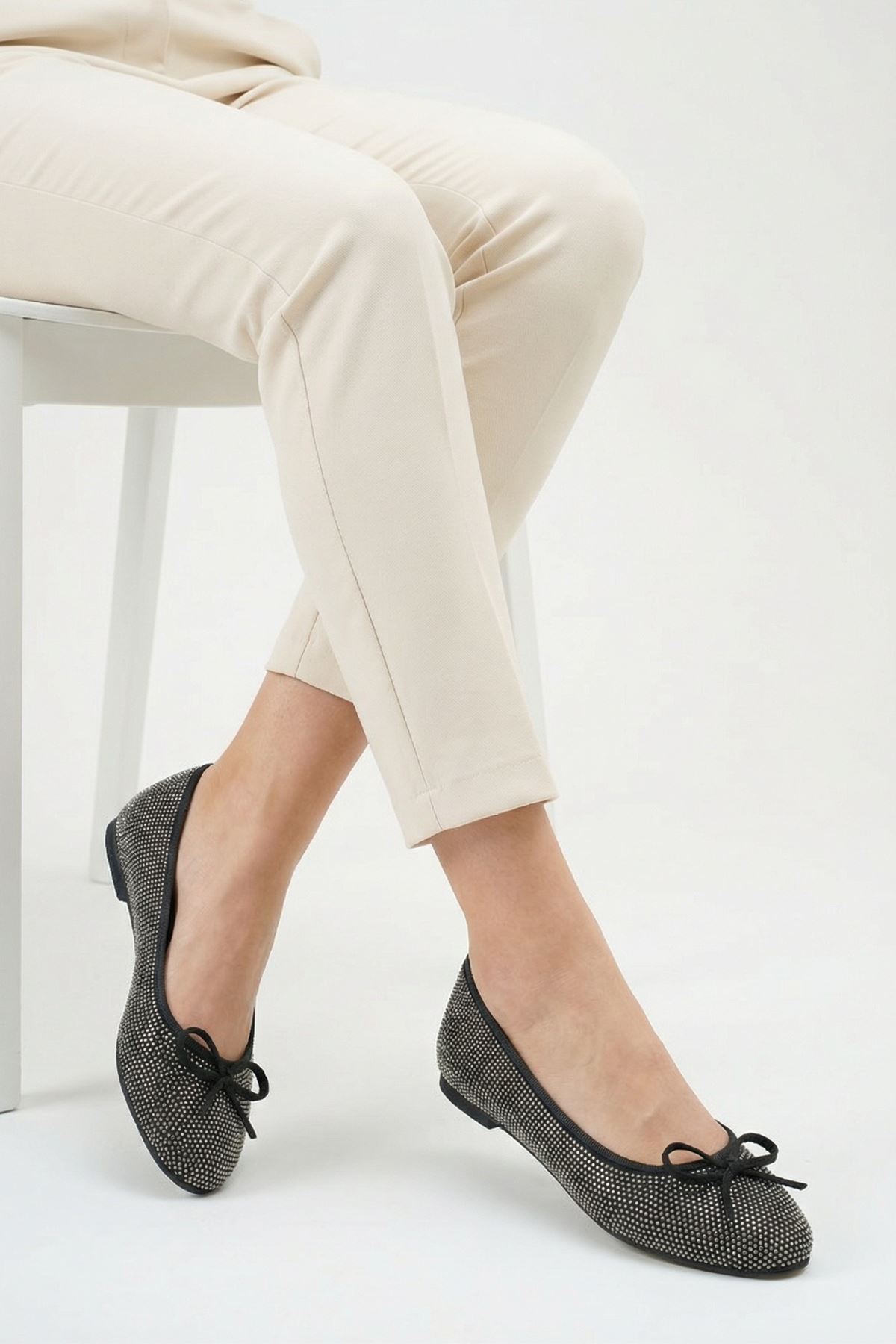 Romina; Platin Parlak Taşlı,Babet Ayakkabı