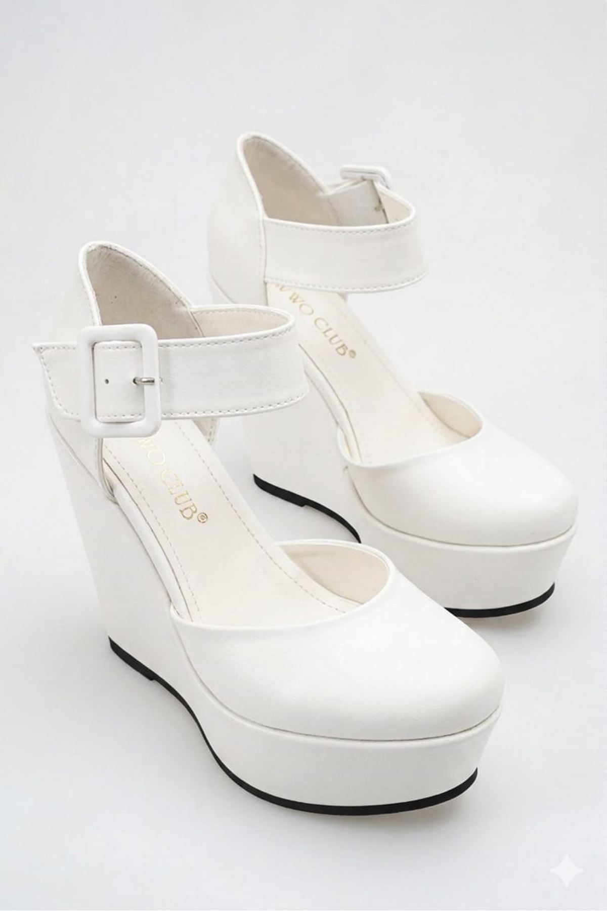 Julia; Beyaz Mat Deri ,Toka Detaylı 12 cm Dolgu Topuklu Ayakkabı 
