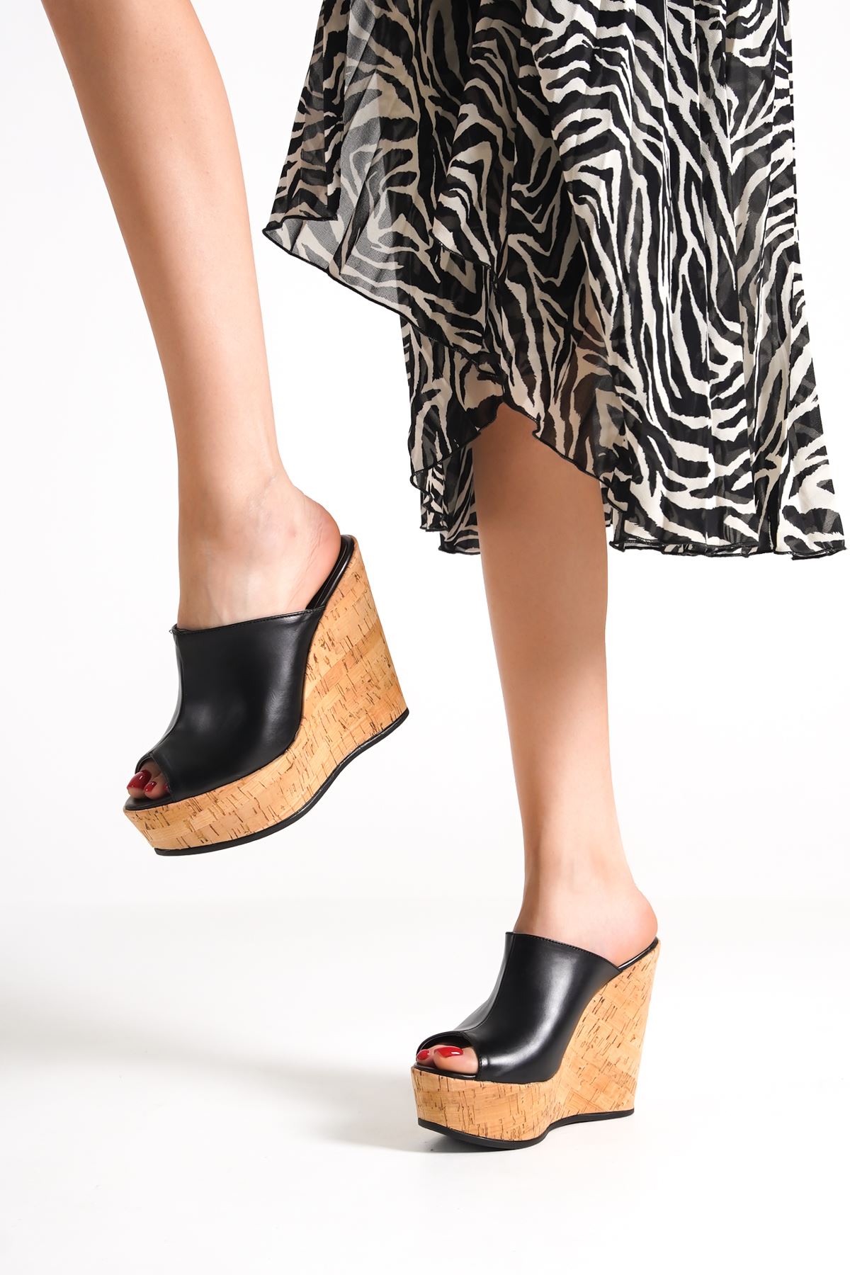 Armine;Siyah,12 cm   Mantar Dolgu Topuklu Kadın Terlik(KALIP İÇİN LÜTFEN AÇIKLAMAYI OKUYUNUZ) 