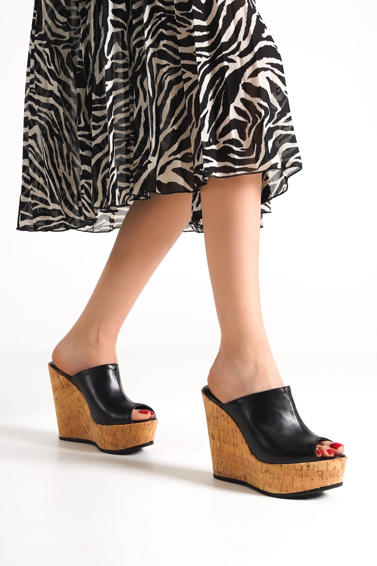 Armine;Siyah,12 cm   Mantar Dolgu Topuklu Kadın Terlik(KALIP İÇİN LÜTFEN AÇIKLAMAYI OKUYUNUZ) 