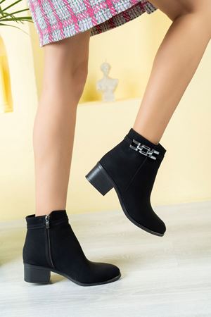 Valora; Siyah, Zincir Toka Detaylı, Klasik Topuklu Kadın Bot