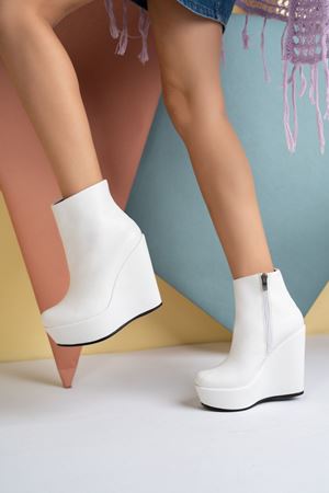 Eve ; Beyaz Cilt,Dolgu Topuklu Kadın Bot