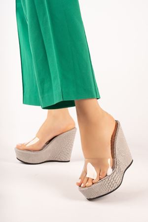 Quinn; Kadın,Gri Yılan Desenli,12 cm Dolgu Topuklu Şeffaf Terlik