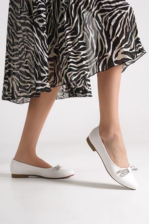 Solari; Beyaz, Taşlı Toka Detaylı,Babet Ayakkabı 