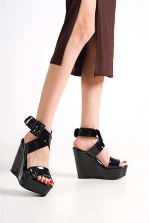 Dixie,Siyah Rugan,Toka Detaylı,12 cm  Dolgu Topuklu Ayakkabı