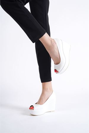 Felicity; Beyaz Mat Deri, Burnu Açık,9 cm Dolgu Topuklu Ayakkabı 