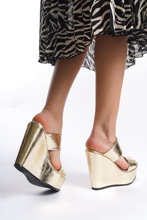 Victory; Gold Kırışık Rugan,12 cm  Dolgu Topuklu Kadın Terlik