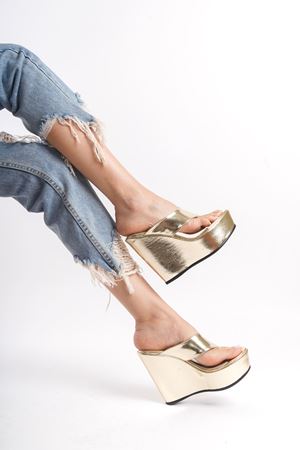 Ophelia; Gold ,12 cm Dolgu Topuklu Parmak Arası Terlik