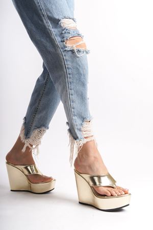 Ophelia; Gold ,12 cm Dolgu Topuklu Parmak Arası Terlik