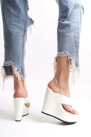 Ophelia; Beyaz ,12 cm Dolgu Topuklu Parmak Arası Terlik 