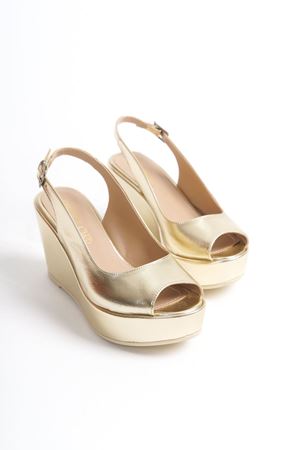 Juliet; Kadın,Gold Rugan, Burnu ve Arkası açık, 9 cm Dolgu Topuklu Ayakkabı (KALIP İÇİN LÜTFEN ÜRÜN AÇIKLAMASINI OKUYUNUZ)