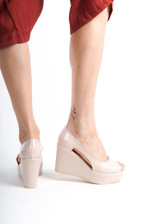 Mia; Krem,9 cm Dolgu Topuklu Kadın Ayakkabı  (DAR KALIPTIR ÜRÜN AÇIKLAMASINI OKUYUNUZ)