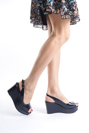 Juliet; Lacivert Rugan, Burnu ve Arkası açık, 9 cm Dolgu Topuklu Kadın Ayakkabı (KALIP İÇİN LÜTFEN ÜRÜN AÇIKLAMASINI OKUYUNUZ)