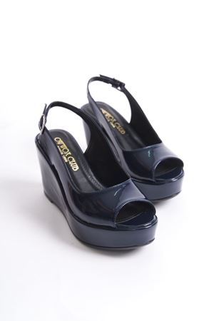 Juliet; Lacivert Rugan, Burnu ve Arkası açık, 9 cm Dolgu Topuklu Kadın Ayakkabı (KALIP İÇİN LÜTFEN ÜRÜN AÇIKLAMASINI OKUYUNUZ)