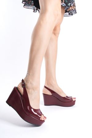 Juliet;  Bordo, Burnu ve Arkası açık, 9 cm Dolgu Topuklu Kadın Ayakkabı (KALIP İÇİN LÜTFEN ÜRÜN AÇIKLAMASINI OKUYUNUZ)