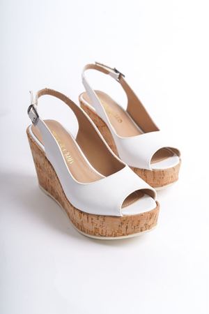 Juliet;  Beyaz, Burnu ve Arkası açık, 9 cm Mantar Dolgu Topuklu Kadın Ayakkabı (KALIP İÇİN LÜTFEN ÜRÜN AÇIKLAMASINI OKUYUNUZ)