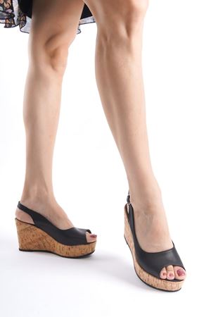 Juliet; Siyah, Burnu ve Arkası açık, 9 cm Mantar Dolgu Topuklu Kadın Ayakkabı (KALIP İÇİN LÜTFEN ÜRÜN AÇIKLAMASINI OKUYUNUZ)