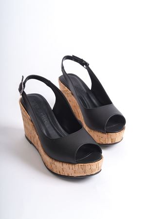 Juliet; Siyah, Burnu ve Arkası açık, 9 cm Mantar Dolgu Topuklu Kadın Ayakkabı (KALIP İÇİN LÜTFEN ÜRÜN AÇIKLAMASINI OKUYUNUZ)