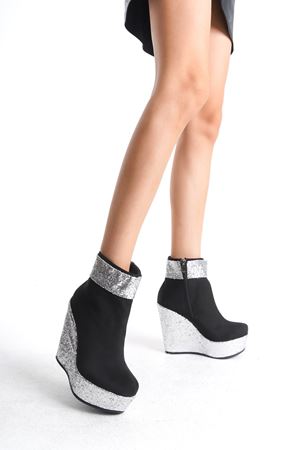 Eve ;  Siyah Süet - Gümüş Simli,Dolgu Topuklu Kadın Bot