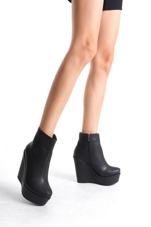 Eve ; Siyah Cilt , Dolgu Topuklu Kadın Bot