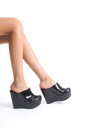 CARLA; Kadın,Siyah Rugan,12 cm Dolgu Topuklu Terlik (KALIP İÇİN LÜTFEN ÜRÜN AÇIKLAMASINI OKUYUNUZ)