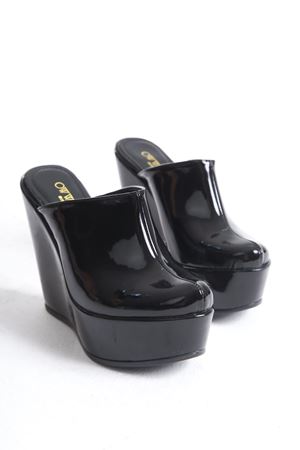 CARLA; Kadın,Siyah Rugan,12 cm Dolgu Topuklu Terlik (KALIP İÇİN LÜTFEN ÜRÜN AÇIKLAMASINI OKUYUNUZ)