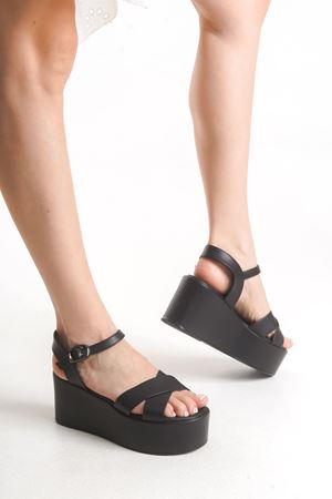Sera; Kadın, Siyah  Burnu ve Arkası açık,7,5 cm  Dolgu Tabanlı Sandalet