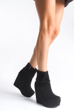 Eve ; Siyah Süet Kürk Detaylı,12 cm Dolgu Topuklu Kadın Bot