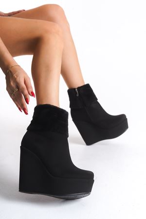Eve ; Siyah Süet Kürk Detaylı,12 cm Dolgu Topuklu Kadın Bot