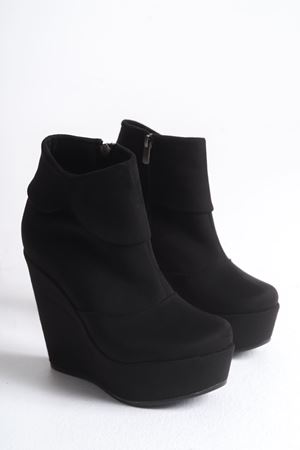 Eve ; Siyah Süet Yaka Detaylı,12 cm Dolgu Topuklu Kadın Bot