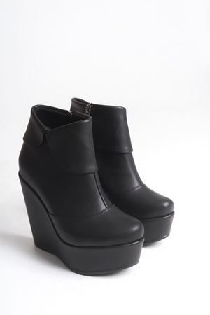 Eve ; Siyah Mat Deri Yaka Detaylı,12 cm Dolgu Topuklu Kadın Bot