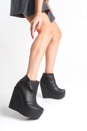 Eve ; Siyah Mat Deri Yaka Detaylı,12 cm Dolgu Topuklu Kadın Bot