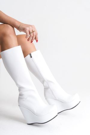 Bounty ; Beyaz Mat Deri ,12 cm Dolgu Topuklu Kadın Çizme 