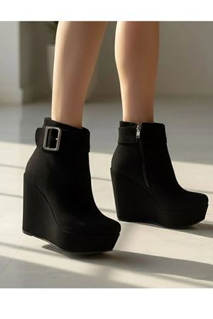 Eve ; Toka Detaylı Siyah Süet,12 cm Dolgu Topuklu Kadın Bot