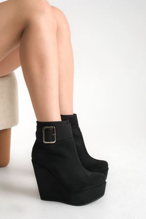 Eve ; Toka Detaylı Siyah Süet,12 cm Dolgu Topuklu Kadın Bot