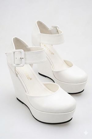 Julia; Beyaz Mat Deri ,Toka Detaylı 12 cm Dolgu Topuklu Ayakkabı 